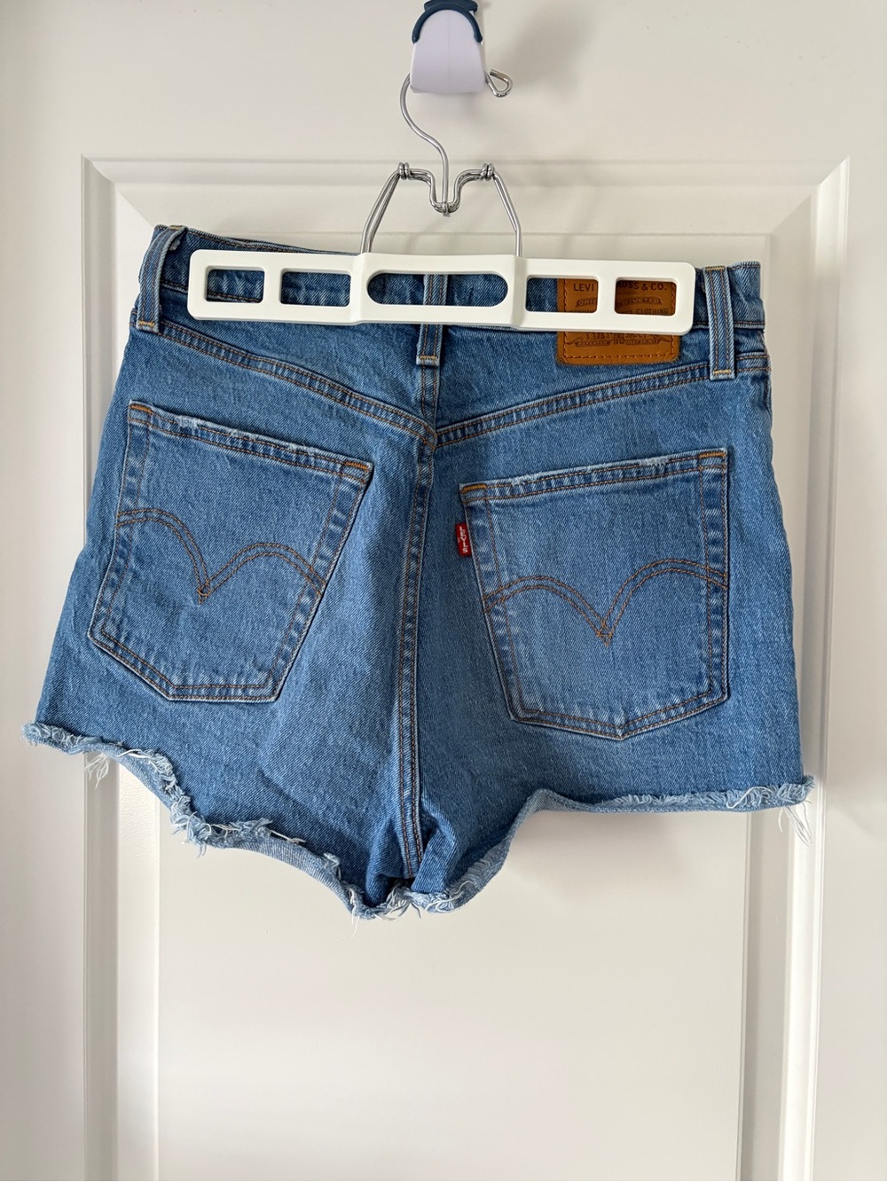 Aritzia Levis Ribcage Short High Rise Denim, Medium Wash - Urban Oasis, Size 28